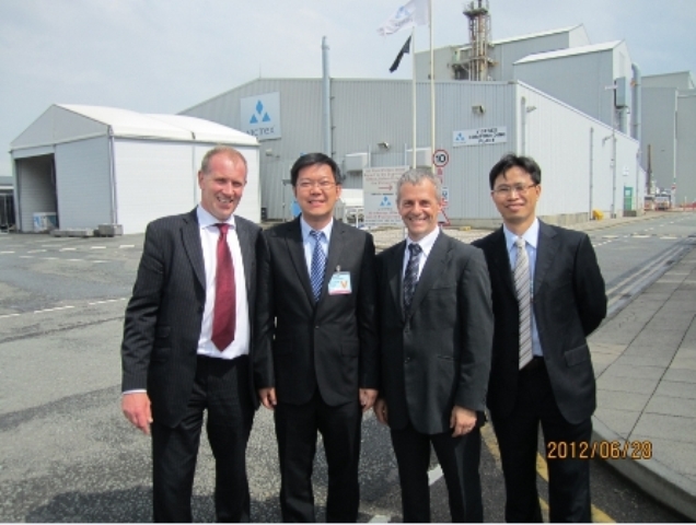 Mr. Shi visits the headquarters of Wigs Company in the UK